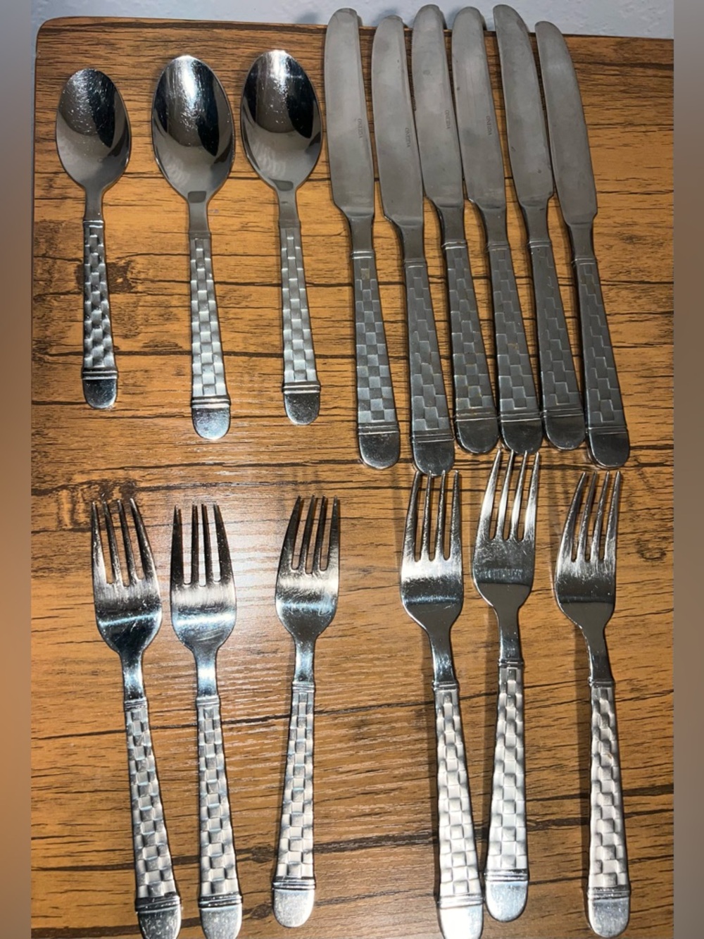 15 Pieces of Oneida Checkers Stainless Flatware 6 Knives, 3 Spoons & 6 Forks